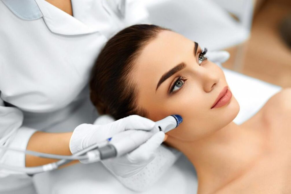 تنفيذ إجراء التجديد من قبل عالم التجميل